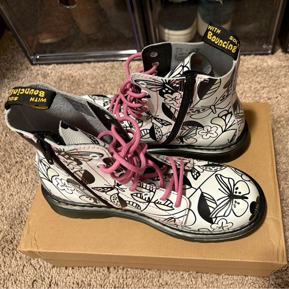 NWOB Dr. Martens Meadow Print Boots, size women’s 8 or big kids 6 - Picture 5 of 7